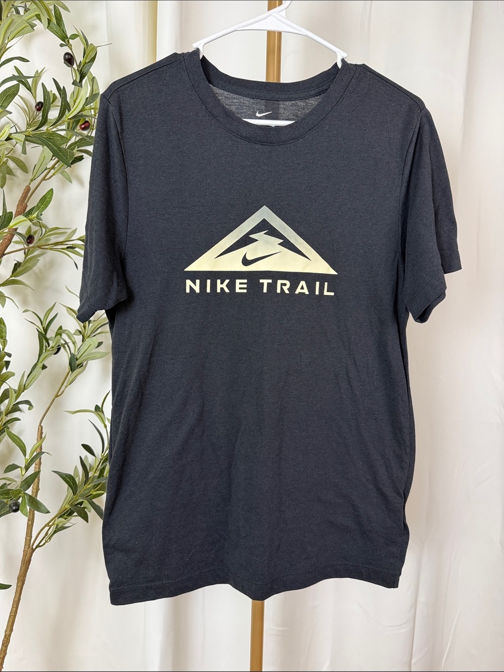 Nike Black Short-Sleeve Trail Logo Tee with Metallic Logo Sz S (M1)